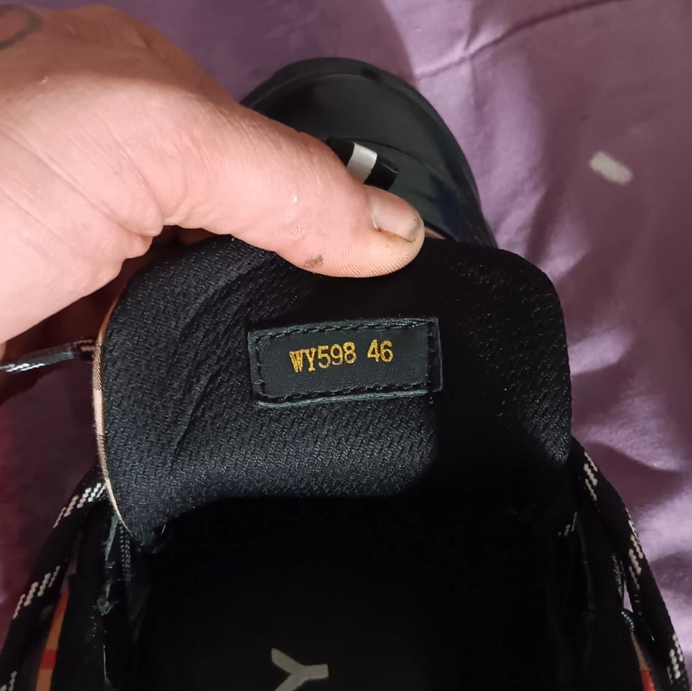 Size 10 beige and black Burberry sneakers - Picture 9 of 10